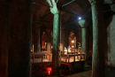 Søjlerne i Basilika Cisternen i Istanbul er genbrugsmaterialer, der er i alt benyttet 393 søjler. En af dem kaldes ’den grædende søjle’. Den stammer sandsynligvis fra en triumfbue opført i år 393.  