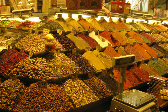 Den Egyptiske Basar (Misir Carsisi) i Istanbul byder på lidt af hvert. Her et bredt udvalg af krydderier og tørrede frugter.  