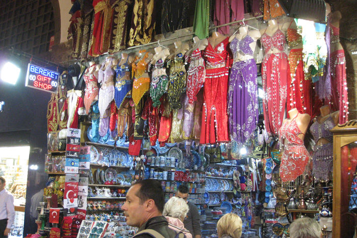 Det er også muligt at finde lidt nyt tøj til konen i Den Egyptiske Basar (Misir Carsisi) i Istanbul. 