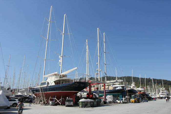 Marmaris Yacht Marina har en meget stor plads til både på land og bliver brugt af mange superyachts. Her nogle af de lidt større sejlbåde.  