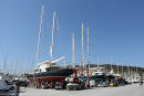 Marmaris Yacht Marina har en meget stor plads til både på land og bliver brugt af mange superyachts. Her nogle af de lidt større sejlbåde.  