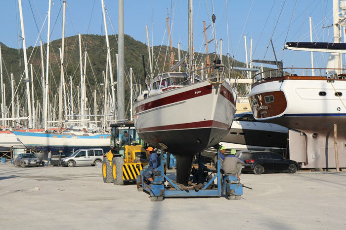 Nausikaa på vej til traveliften og søsætning i Marmaris Yacht Marina. 