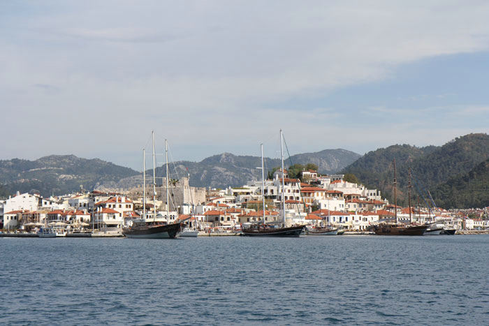 Den gamle bydel i Marmaris med den gamle borg set ude fra vandet. 