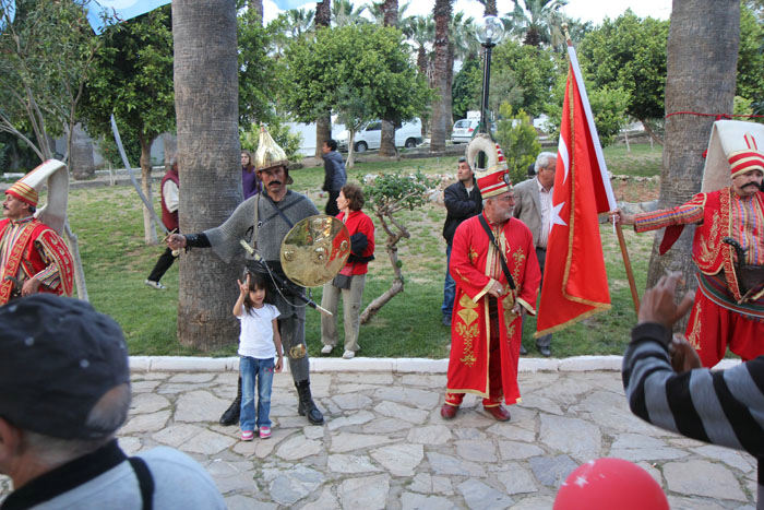 Optog i forbindelse med Tyrkiets nationaldag. Der var tid til fotografering, inden deltagerne skulle ind på scenen. 