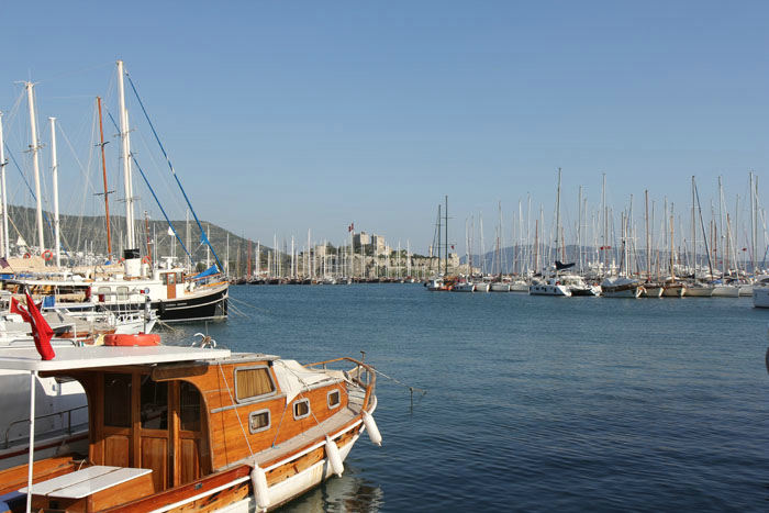 Marinaen i Bodum er meget stor og dyr; men vi skulle have udklareret fra Tyrkiet, og det er nemt her i Bodrum, så vi tog et lille ophold og fik set lidt af byen.