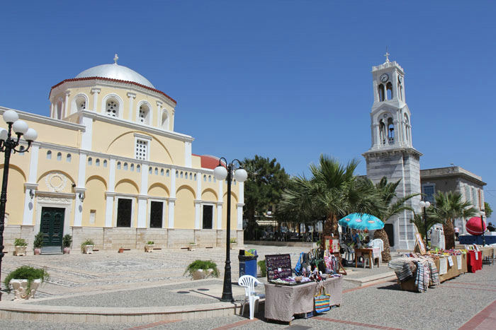 Den flotte plads bag det Arkæologiske Museum i Pothia på Kalimnos. Mange bygninger bærer præg af velstanden i forbindelse med svampefiskeriet. 