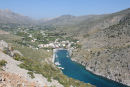 Byen Rina og havnen Vathi på Kalimnos. Havnen ligger godt beskyttet inde i en smal fjord. Inde bag byen ses de store områder, hvor der dyrkes mandariner. 