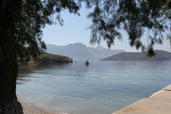 Et billede fra Eborios, den nordligste by på Kalimnos. Tavernerne havde lagt bøjer ud, som deres gæster kunne benytte ved evt. besøg. En meget beskyttet bugt. 