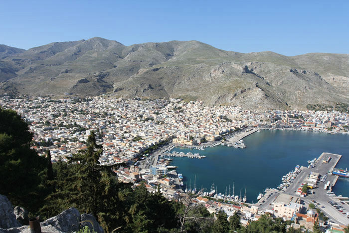 Pothia på Kalimnos set oppe fra klosteret Agios Savas. Pothia er en stor by sammenlignet med andre byer på øen. Byen strækker sig langt ind i dalen.