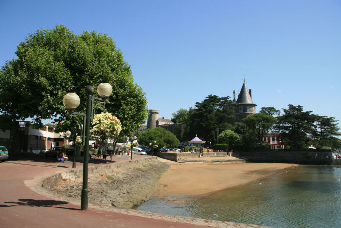 Plage de Chateau og Chateau de Pornc, der ligger ved den gamle havn, lige før man når ind til Pornic's gamle bydel. Der var anlagt en flot gangsti fra marinaen og ind til byen.