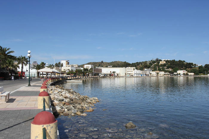 Havnen i Lakki på Leros. Læg mærke til rækværket langs vandet. ’Pælene’ er udformet som kuplerne på deres kirker.