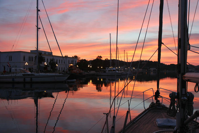 Solopgangen i Lakki på Leros. Vi forlod Lakki klokken godt 6 om morgenen med kurs mod Amorgos, en  af Kykladeøerne.  