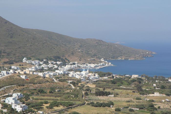 Katapola, havnebyen på Amorgos, set fra vejen op til Chora. Katapola ligger godt i læ inde i bunden af en fjord. Det var desværre meget diset den dag. 