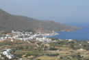 Katapola, havnebyen på Amorgos, set fra vejen op til Chora. Katapola ligger godt i læ inde i bunden af en fjord. Det var desværre meget diset den dag. 