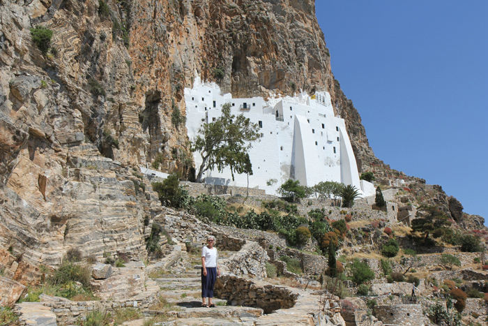 Panagia Chozoviotissa klosteret, der er klistret op ad klippevæggen 260 meter over havet. Klosteret er i 8 etager og går kun 5 meter ud fra klippen.