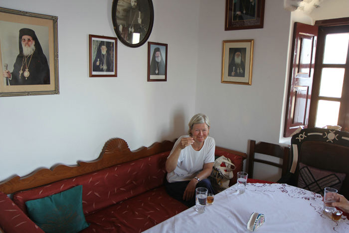 Efter rundvisningen på klosteret Panagia Chozoviotissa på Amorgos blev vi budt på loukoumi, vand og klosterlikør. Her smager skipperinden på klosterlikøren.  