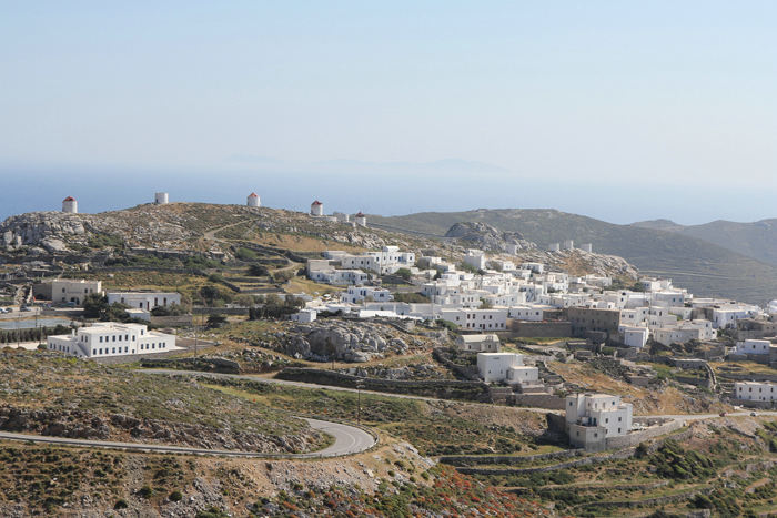 Chora, hovedbyen på Amorgos, set fra vejen ud til den nordlige del af øen.  På toppen af bjerget bag byen ses resterne af ni gamle vindmøller. 