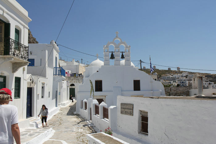 Chora på Amorgos er en rigtig kykladeby med kubiske huse, kuplede kirker og små torve. Alle husene er hvide, og gaderne/stræderne er meget smalle og ujævne.