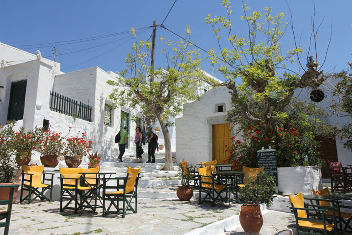 Et af de små hyggelige torve i Chora på Amorgos. Der var flere hyggelige pladser rundt om i byen, nogle med skyggefulde træer. 
