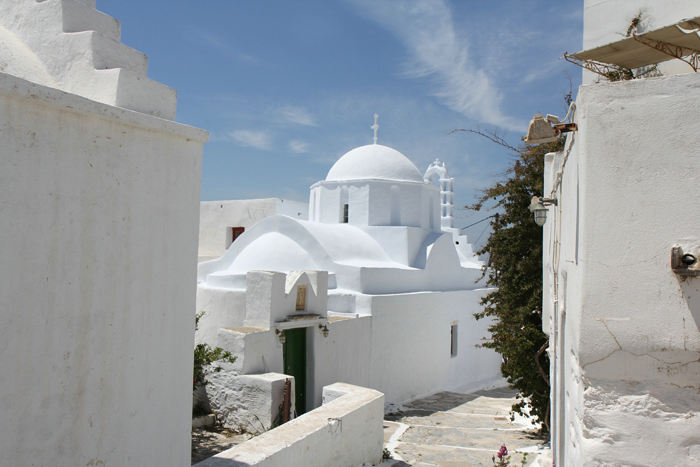 En af de mange hvidmalede kirker i Chora på Amorgos. Byen er bygget op ad bjergsiden med en gammel venetiansk borg som centrum. 