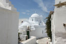 En af de mange hvidmalede kirker i Chora på Amorgos. Byen er bygget op ad bjergsiden med en gammel venetiansk borg som centrum. 