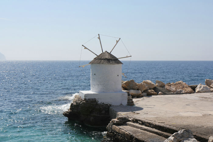 En af de gamle vindmøller på molen i havnebyen Aegiali, der ligger oppe på det nordlige Amorgos. 