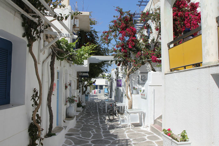Naousa på Paros er en af de flotteste kykladebyer, vi har besøgt. Gaderne/stræderne er meget smalle, og der er blomster mange steder. Læg mærke til den flotte brolægning. 