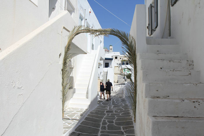 En af de smalle stræder i Naousa på Paros. Alle husene er med flade tage og malet hvide. Palmebladene, som danner en slags port, er pynt i anledning af påsken.  