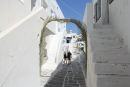 En af de smalle stræder i Naousa på Paros. Alle husene er med flade tage og malet hvide. Palmebladene, som danner en slags port, er pynt i anledning af påsken.  