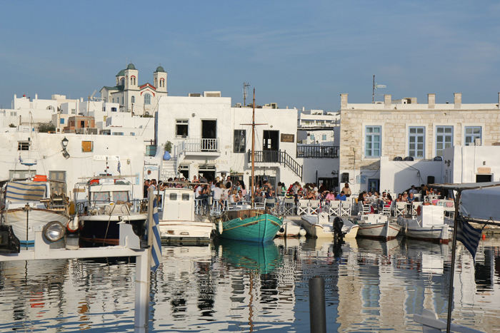 Naousa på Paros, som er en flot by. Her den gamle havn med alle restauranterne og i baggrunden den store kirke, som ligger højt hævet over byen.