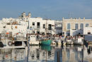 Naousa på Paros, som er en flot by. Her den gamle havn med alle restauranterne og i baggrunden den store kirke, som ligger højt hævet over byen.