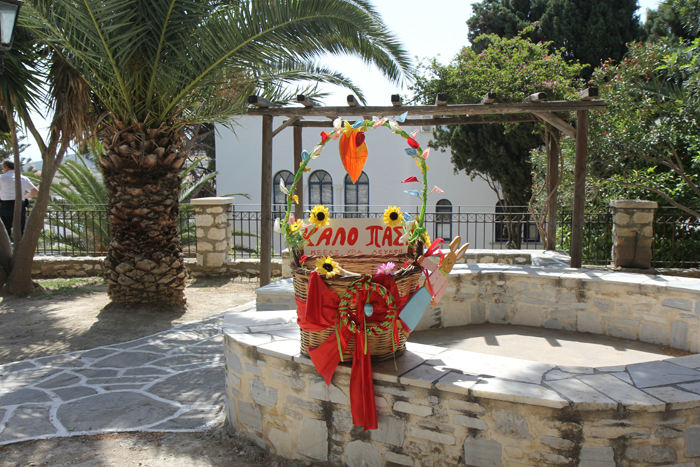 Vi var en tur rundt på Paros, her er vi i en lille park i byen Lefkes inde midt på øen. Der stod en stor kurv fyldt med påskeæg (malede sten) og med teksten ”God Påske”.