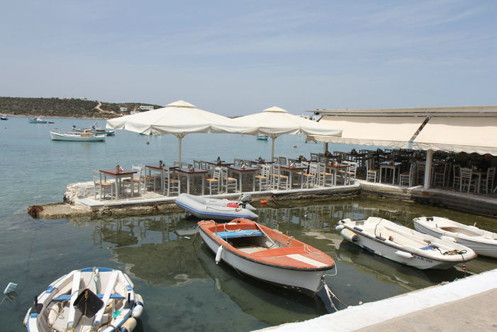 På turen rundt på Paros besøgte vi bl.a. den lille havneby Aliki på sydsiden af øen. Her kan ankerliggerne sejle i deres gummibåd helt ind til restauranten.