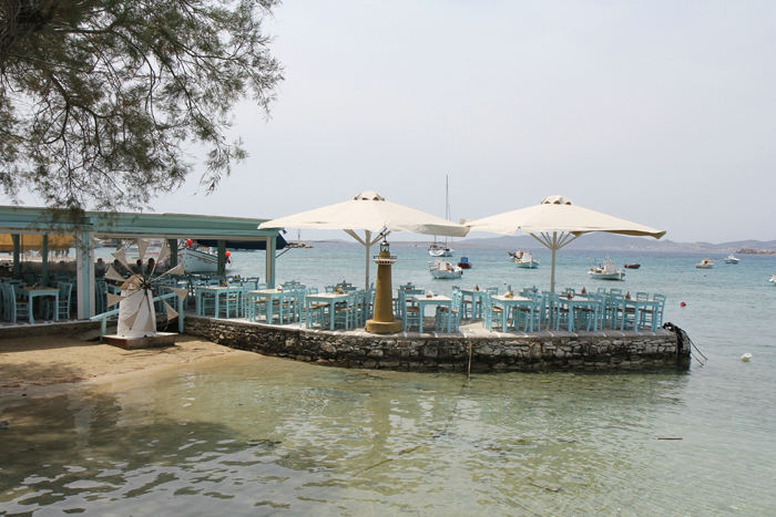 En taverna/restaurant i byen Aliki på Paros. Man skal passe på ikke at trække stolen for meget bagud, når man rejser sig. 