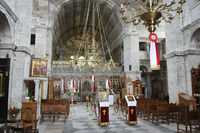 Katapoliani også kaldet ”De 100 Døres Kirke” i Parikia, hovedbyen på Paros. En rigtig flot kirke, ikke overpyntet, som mange af de andre græskortodokse kirker.