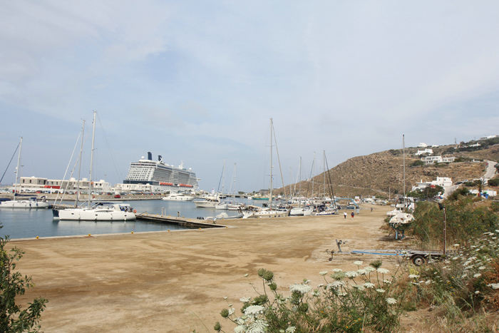 Marinaen på Mykonos. Den er anlagt inden for den lange kaj, der er bygget til krydstogtskibene. Marinaen er aldrig blevet lavet færdig, så der er hverken el, vand eller andre faciliteter.