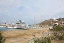 Marinaen på Mykonos. Den er anlagt inden for den lange kaj, der er bygget til krydstogtskibene. Marinaen er aldrig blevet lavet færdig, så der er hverken el, vand eller andre faciliteter.