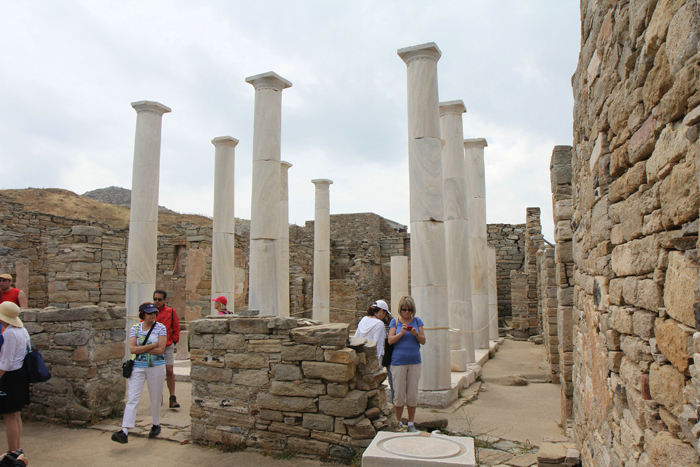 Fra Mykonos tog vi en udflugtsbåd til Delos, et af Grækenlands vigtigste arkæologiske områder. Her er vi på besøg i Dionysos´ hus. 