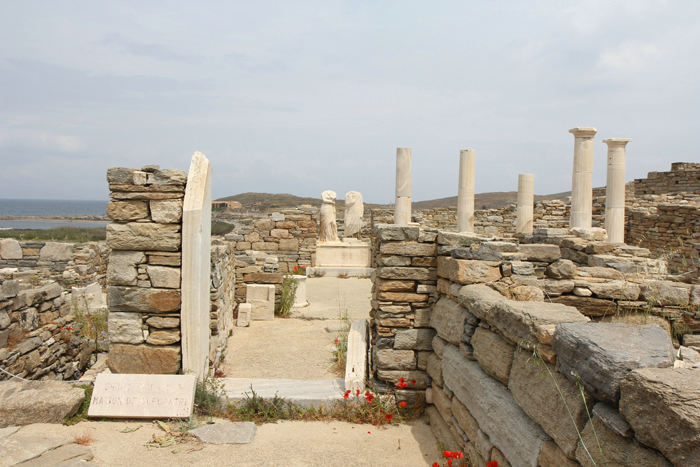 Indgangen til Kleopatras hus på Delos. Delos dækker et meget stort område, og ca. 250-100 f.Kr. boede der 30.000 mennesker i byen. 