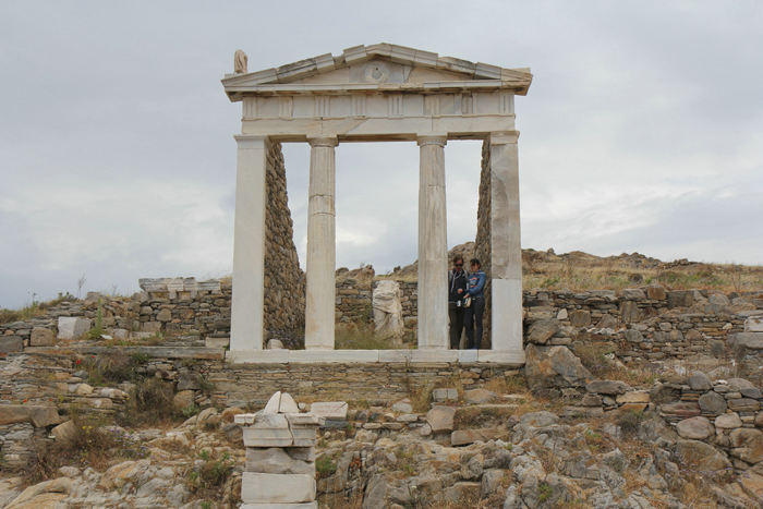 Templet for Hera, der ligger højt hævet over Delos by.