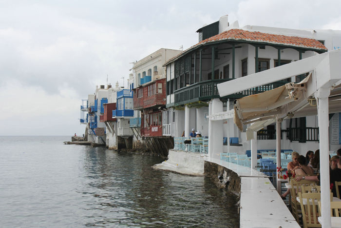 ”Little Venice”, Mykonos by. Det var oprindelig et område, hvor kunstnere holdt til; nu er der indrettet restauranter i flere af bygningerne. 
