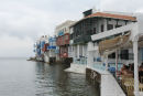 ”Little Venice”, Mykonos by. Det var oprindelig et område, hvor kunstnere holdt til; nu er der indrettet restauranter i flere af bygningerne. 
