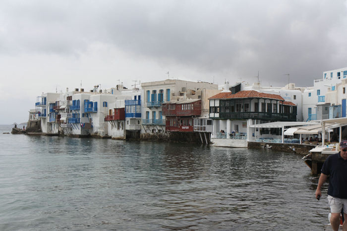 “Little Venice” i Mykonos by, ligger helt ude i vandkanten, og der skulle være en flot solnedgang; men det var desværre overskyet, da vi besøgte byen.  