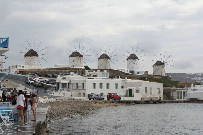 De flotte vindmøller, der ligger lige bag Mykonos by. 