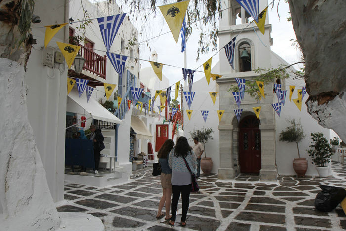 Et parti fra den hvide kykladeby på Mykonos. Stræderne er meget smalle og anlagt, så det er svært at finde rundt. Det var et forsvarsvåben mod pirater.