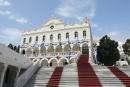 Bebudelseskirken Panagia Evangelistria i Tinos by med den røde løber, som pilgrimmene kravler op ad på deres knæ. Der er lagt en rød løber ned i asfalten helt nede fra havnen og op til kirken.