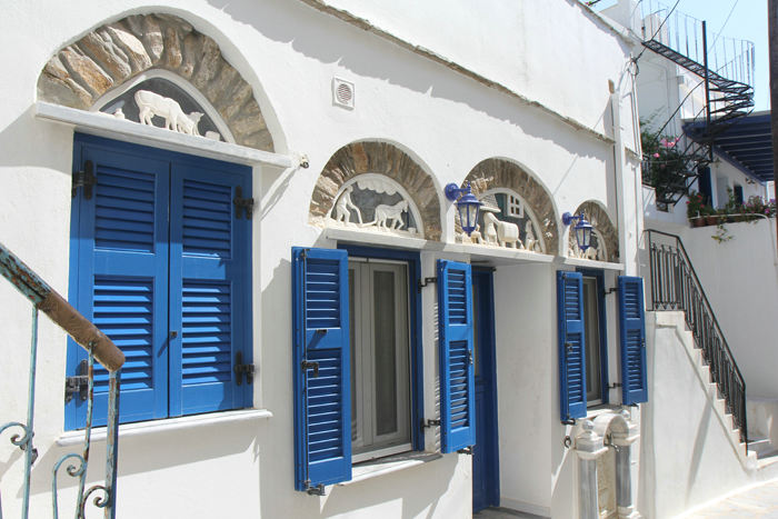 Et af de flotte huse i bjerglandsbyen Falatados på Tinos. Byen er kendt for de flotte udsmykninger over døre og vinduer, udført i marmor. 