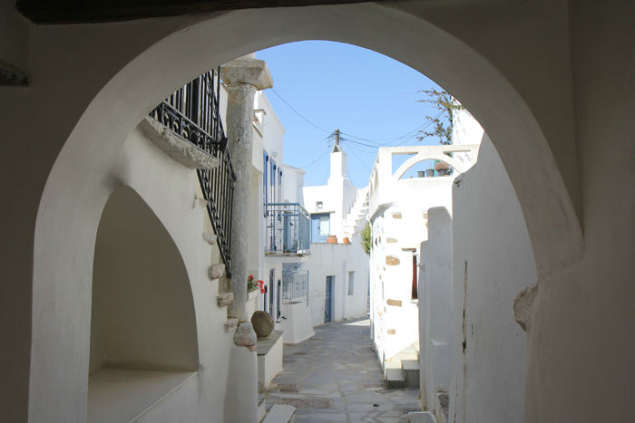 En af de meget smalle gader/stræder i bjergbyen Falatados på Tinos. 