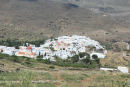 Bjergbyen Pirgos på det nordlige Tinos. Byen er kendt for sit marmor, der findes billedhuggerskoler, museer, gallerier og værksteder rundt om i byen.  