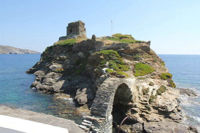 Andros by ligger højt oppe på en lille klippehalvø, og yderst ude på halvøen ligger denne gamle ruin af en borg.